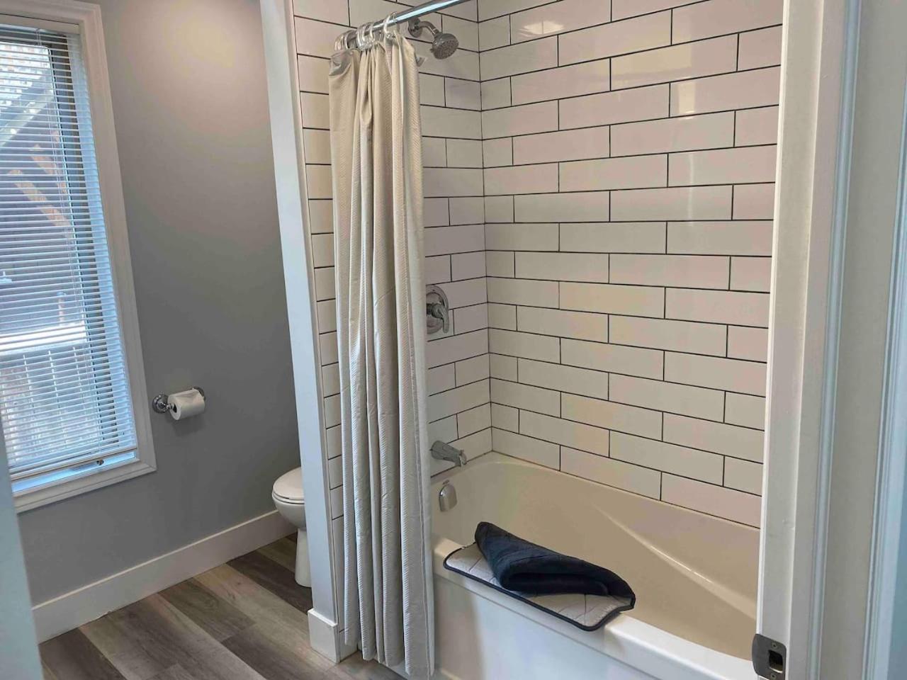 86a King Bed 2bd 3bt On Queen St. Downtown Charlottetown