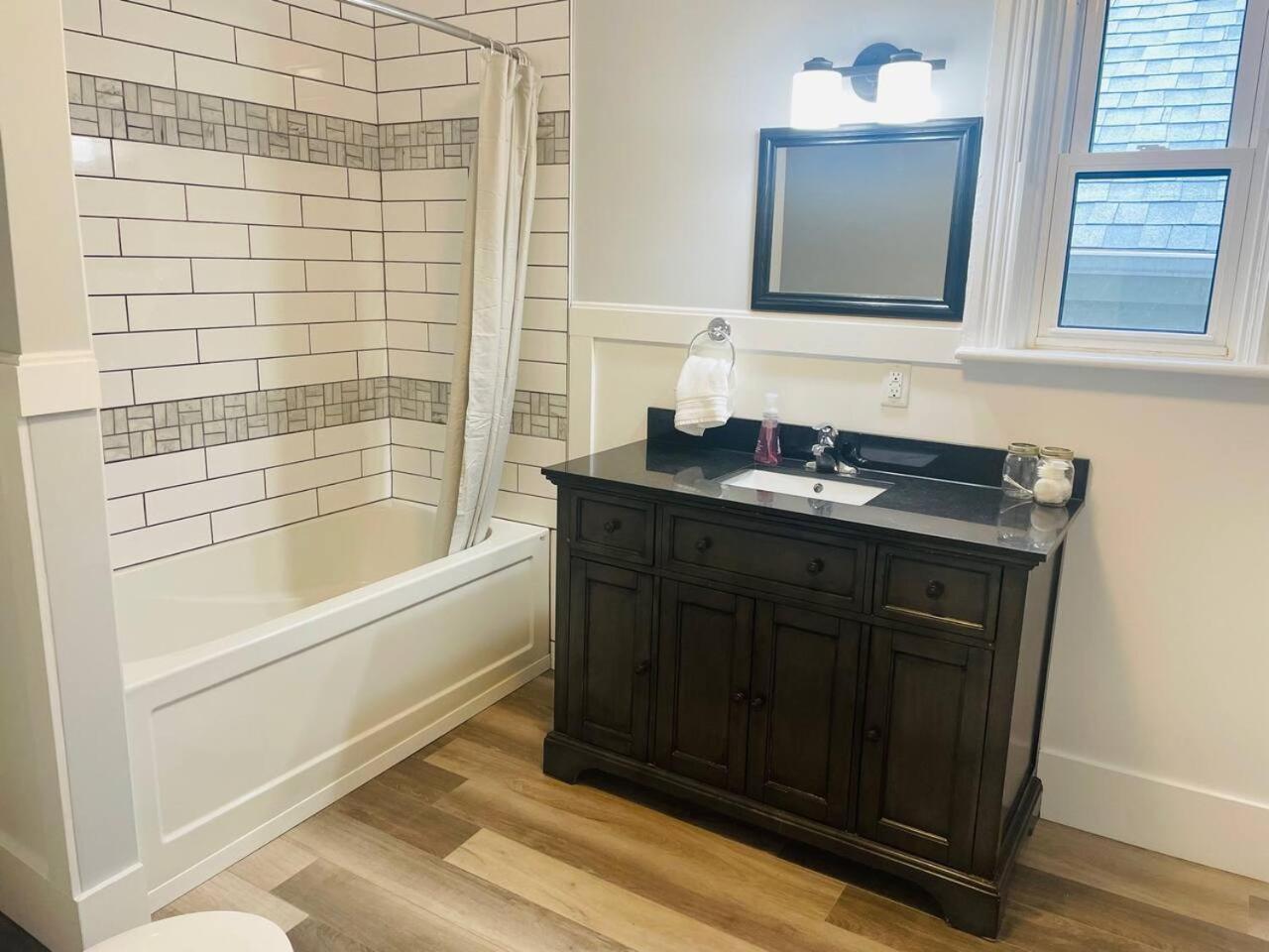 86b King Bed - Steps To Victoria Row * Charlottetown