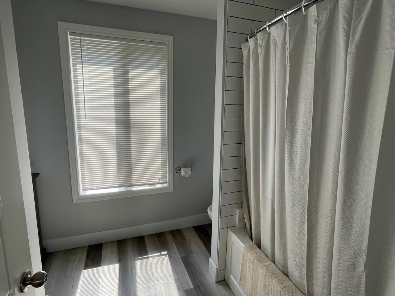 86a King Bed 2bd 3bt On Queen St. Downtown Holiday home *